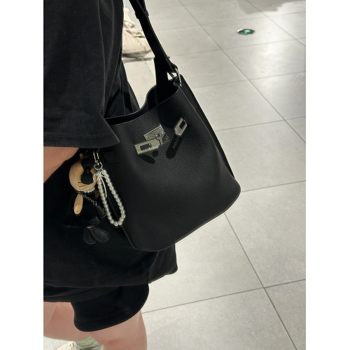 黑色真皮水桶包包女式2026新款輕奢小衆高級感通勤手提單肩斜後後背包