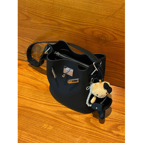 黑色真皮水桶包包女式2026新款輕奢小衆高級感通勤手提單肩斜後後背包