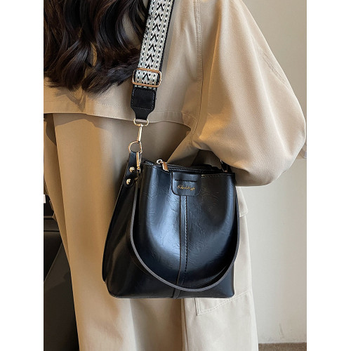 包包韓系高級感百搭水桶包秋冬復古小衆設計2026新款寬帶斜後後背包女