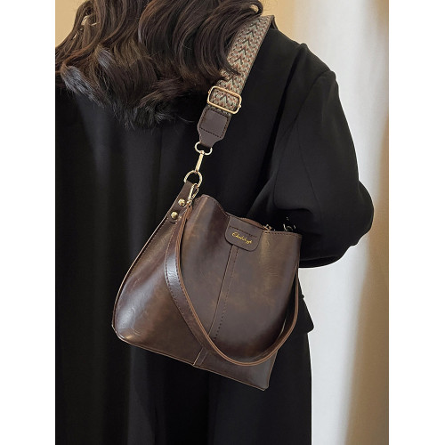 包包韓系高級感百搭水桶包秋冬復古小衆設計2026新款寬帶斜後後背包女