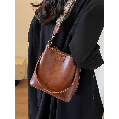 包包韓系高級感百搭水桶包秋冬復古小衆設計2026新款寬帶斜後後背包女