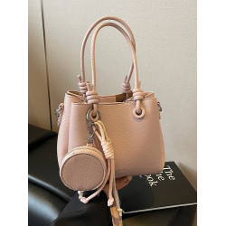 高級質感手提水桶包包女式2026新款時尚超火單肩包通勤百搭斜後後背包