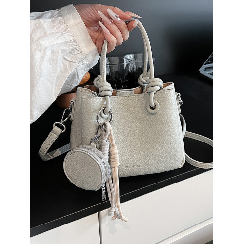 高級質感手提水桶包包女式2026新款時尚超火單肩包通勤百搭斜後後背包