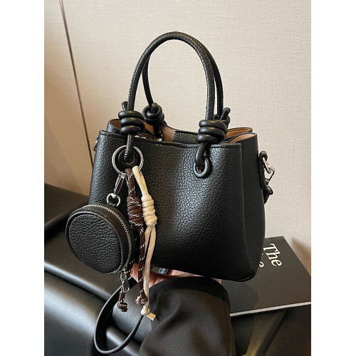 高級質感手提水桶包包女式2026新款時尚超火單肩包通勤百搭斜後後背包