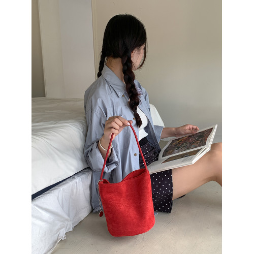 EMORRIN韓國小衆設計百搭ins風麂皮絨水桶包新款簡約手提單肩包女