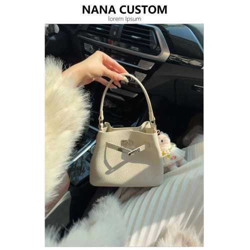 小衆頭層牛皮托特包女通勤百搭手提水桶包高級感單肩斜背菜籃子包 小衆頭層牛皮托特包女通勤百搭手提水桶包高級感單肩斜背菜籃子包