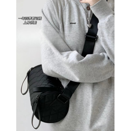 菱格圓筒包女單肩包2026新款潮高級感百搭牛津布水桶包斜背枕頭包