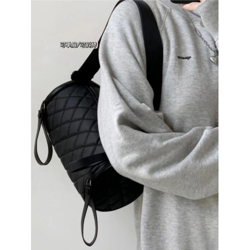 菱格圓筒包女單肩包2026新款潮高級感百搭牛津布水桶包斜背枕頭包