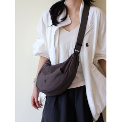 仟佰格松弛斜背餃子包百搭實用多口袋防水包包超輕量化休閒女布包