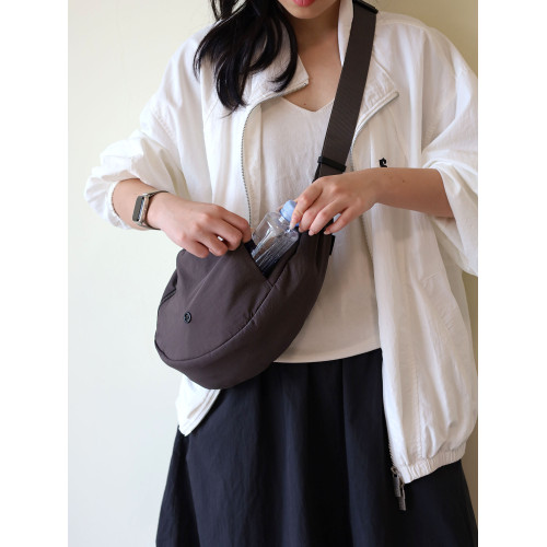 仟佰格松弛斜背餃子包百搭實用多口袋防水包包超輕量化休閒女布包