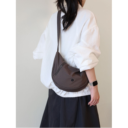 仟佰格松弛斜背餃子包百搭實用多口袋防水包包超輕量化休閒女布包