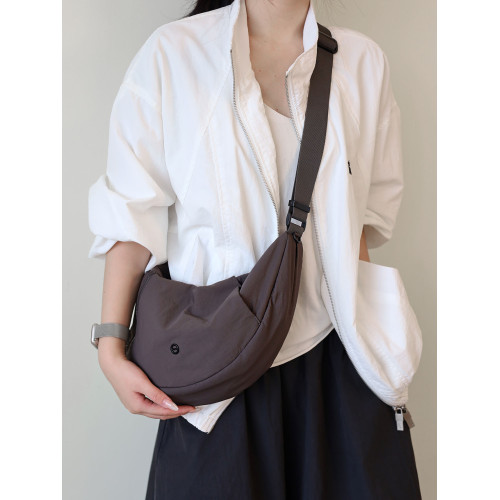 仟佰格松弛斜背餃子包百搭實用多口袋防水包包超輕量化休閒女布包