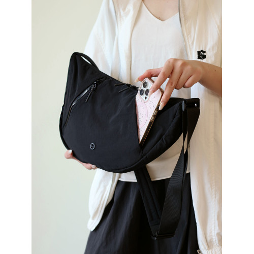 仟佰格松弛斜背餃子包百搭實用多口袋防水包包超輕量化休閒女布包