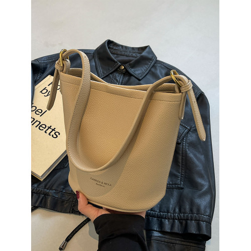 今年流行包包女2025新款時尚高級感洋氣單肩斜後後背包休閒百搭水桶包