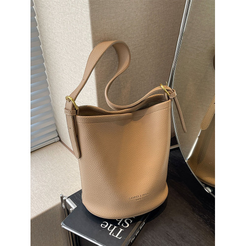 今年流行包包女2025新款時尚高級感洋氣單肩斜後後背包休閒百搭水桶包