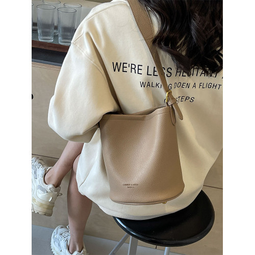 今年流行包包女2025新款時尚高級感洋氣單肩斜後後背包休閒百搭水桶包