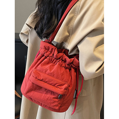 時尚休閒束口尼龍布水桶包女2025冬季新款韓版ins潮流百搭單肩包