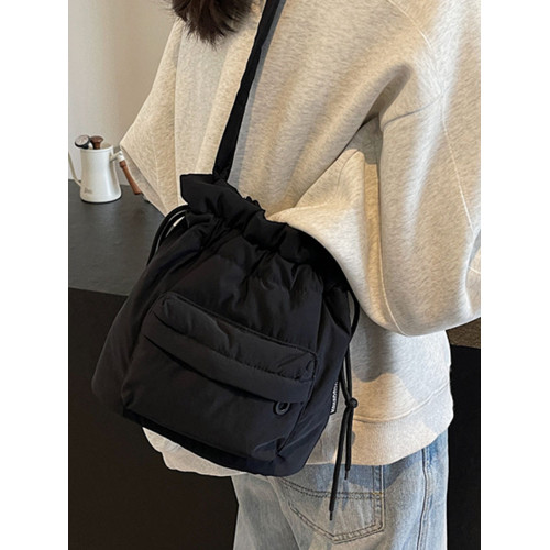 時尚休閒束口尼龍布水桶包女2025冬季新款韓版ins潮流百搭單肩包