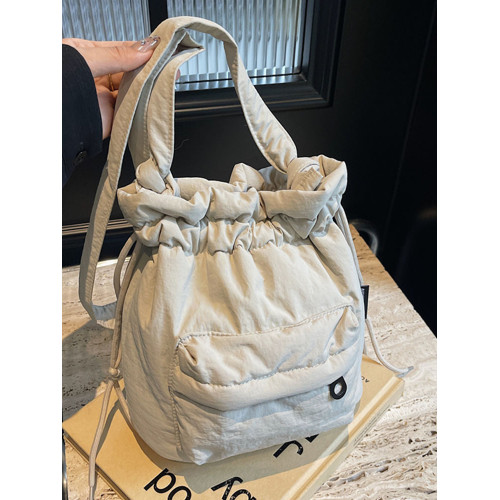 時尚休閒束口尼龍布水桶包女2025冬季新款韓版ins潮流百搭單肩包