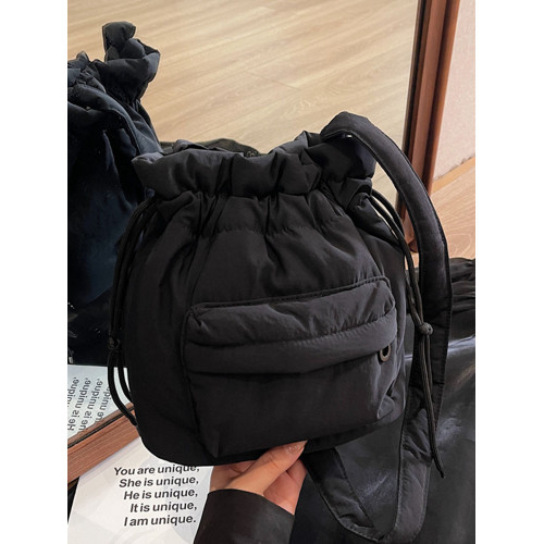 時尚休閒束口尼龍布水桶包女2025冬季新款韓版ins潮流百搭單肩包