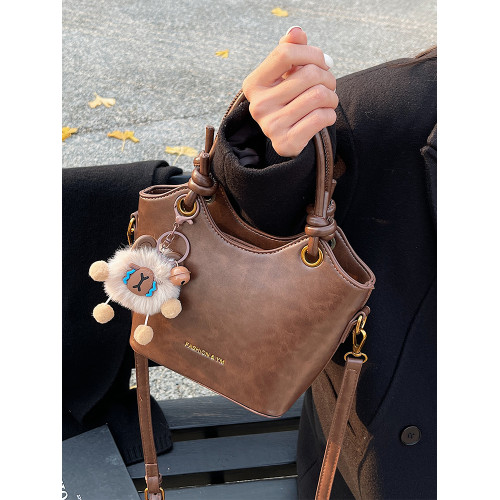 高級感復古包包女式2025年夏季流行百搭質感手拎包單肩斜背水桶包 高級感復古包包女式2025年夏季流行百搭質感手拎包單肩斜背水桶包