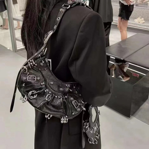 ins網紅同款重工暗黑金屬機車包單肩斜後後背包包2023春夏新款女包潮
