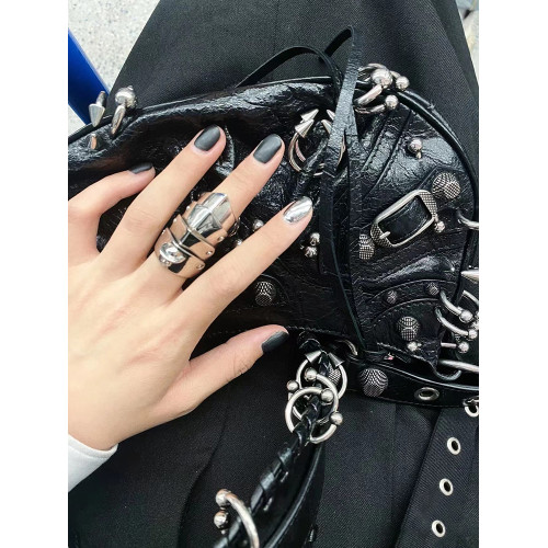 ins網紅同款重工暗黑金屬機車包單肩斜後後背包包2023春夏新款女包潮