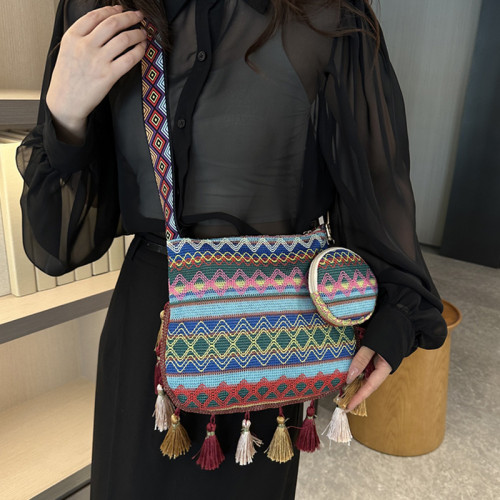 刺綉民族風度假斜後後背包包女2023新款潮百搭寬肩帶單肩包流蘇水桶包