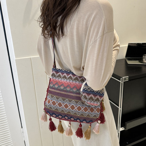 刺綉民族風度假斜後後背包包女2023新款潮百搭寬肩帶單肩包流蘇水桶包