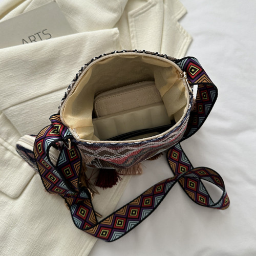 刺綉民族風度假斜後後背包包女2023新款潮百搭寬肩帶單肩包流蘇水桶包