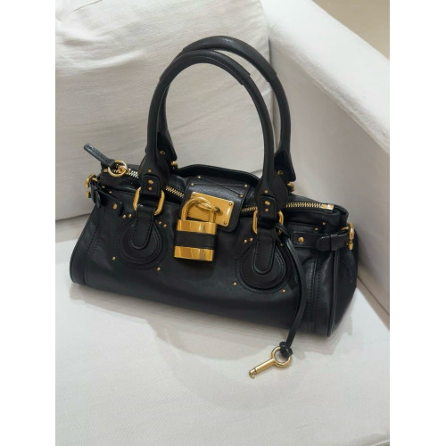 機車鎖頭包黑色鉚釘手提包百搭通勤波士頓包植鞣軟皮高級感單肩包 機車鎖頭包黑色鉚釘手提包百搭通勤波士頓包植鞣軟皮高級感單肩包