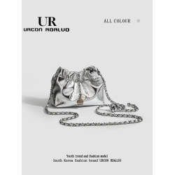 UR高級感褶皺雲朵包女2025新款夏季銀色水桶包百搭鏈條單肩斜後後背包