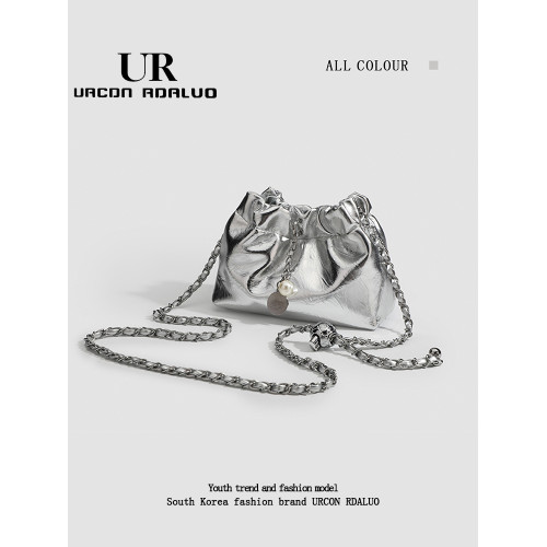 UR高級感褶皺雲朵包女2025新款夏季銀色水桶包百搭鏈條單肩斜後後背包 UR高級感褶皺雲朵包女2025新款夏季銀色水桶包百搭鏈條單肩斜後後背包