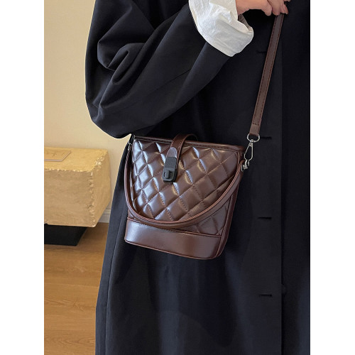 時尚百搭手拎包包女2025新款冬季小香風菱格水桶包高級質感斜後後背包