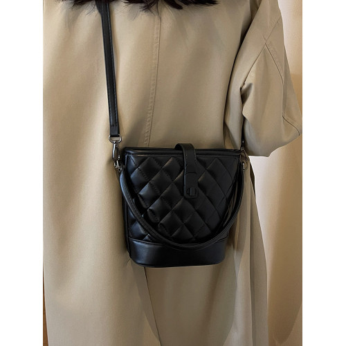 時尚百搭手拎包包女2025新款冬季小香風菱格水桶包高級質感斜後後背包