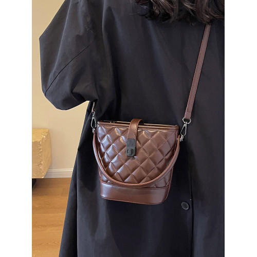 時尚百搭手拎包包女2025新款冬季小香風菱格水桶包高級質感斜後後背包