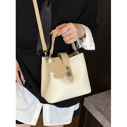 今年流行紅色質感手提水桶包包女2026新款氣質百搭單肩斜後後背包婚包