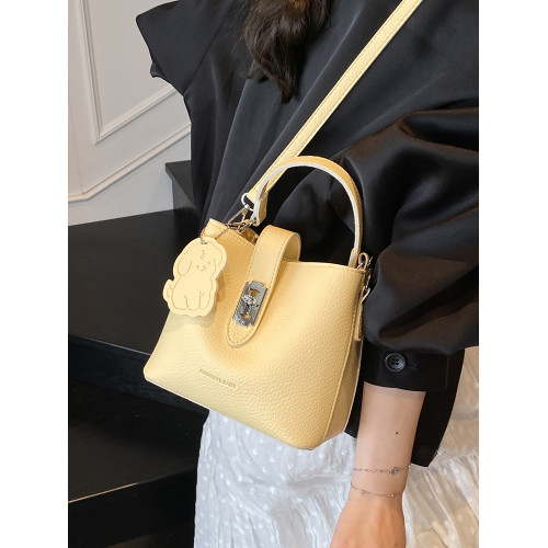 今年流行紅色質感手提水桶包包女2026新款氣質百搭單肩斜後後背包婚包