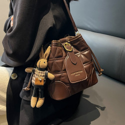 今年流行復古百搭菱格水桶包包女2025春夏新款小衆通勤單肩斜後後背包