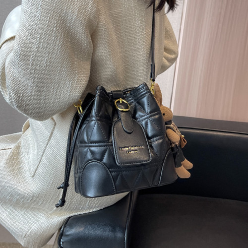 今年流行復古百搭菱格水桶包包女2025春夏新款小衆通勤單肩斜後後背包 今年流行復古百搭菱格水桶包包女2025春夏新款小衆通勤單肩斜後後背包