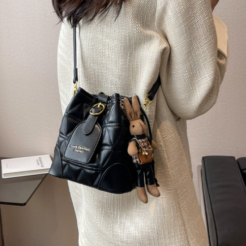 今年流行復古百搭菱格水桶包包女2025春夏新款小衆通勤單肩斜後後背包 今年流行復古百搭菱格水桶包包女2025春夏新款小衆通勤單肩斜後後背包