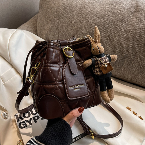 今年流行復古百搭菱格水桶包包女2025春夏新款小衆通勤單肩斜後後背包 今年流行復古百搭菱格水桶包包女2025春夏新款小衆通勤單肩斜後後背包