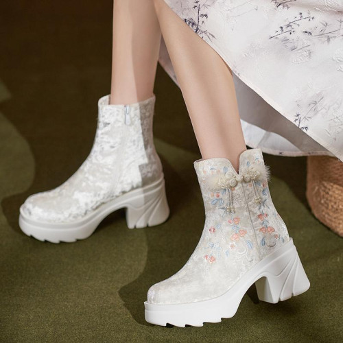 2025秋季新款漢服鞋靴子女短靴秋冬加絨刺綉花靴厚底松糕底增高