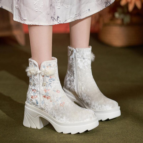 2025秋季新款漢服鞋靴子女短靴秋冬加絨刺綉花靴厚底松糕底增高