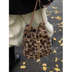 秋冬季超火小衆豹紋毛茸茸包包女2025新款百搭斜後後背包毛毛包水桶包