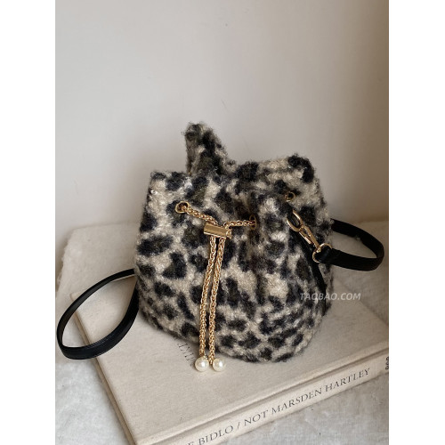 秋冬季超火小衆豹紋毛茸茸包包女2025新款百搭斜後後背包毛毛包水桶包