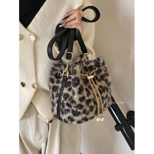 秋冬季超火小衆豹紋毛茸茸包包女2025新款百搭斜後後背包毛毛包水桶包