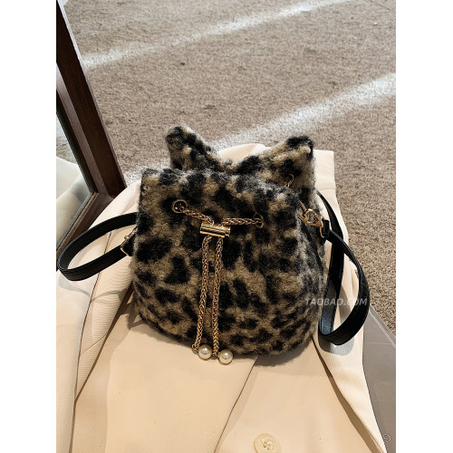 秋冬季超火小衆豹紋毛茸茸包包女2025新款百搭斜後後背包毛毛包水桶包