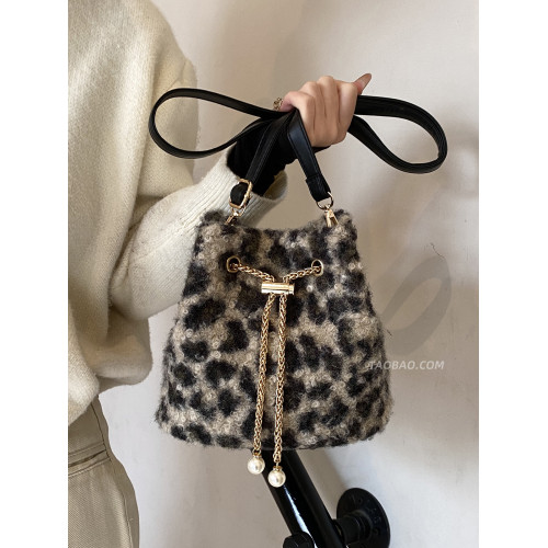 秋冬季超火小衆豹紋毛茸茸包包女2025新款百搭斜後後背包毛毛包水桶包