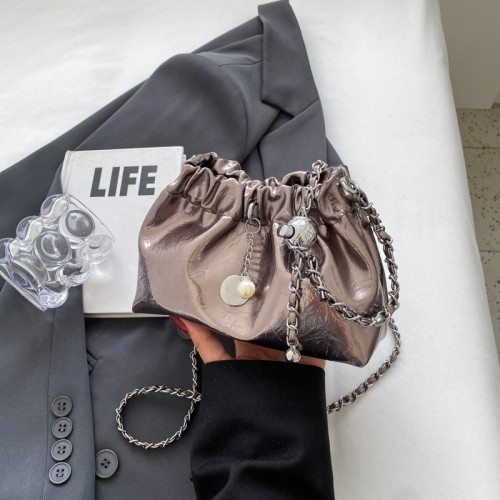 夏季高級感小衆百搭斜背鏈條包包女2024新款銀色抽繩水桶包雲朵包